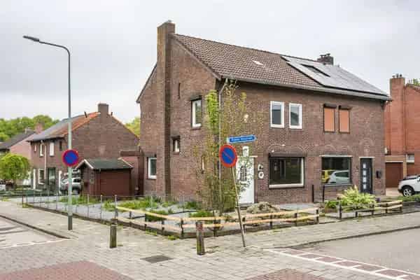 2 Onder 1 Kapwoning 4 5 Slaapkamers Garage Tuin Renovatieproject