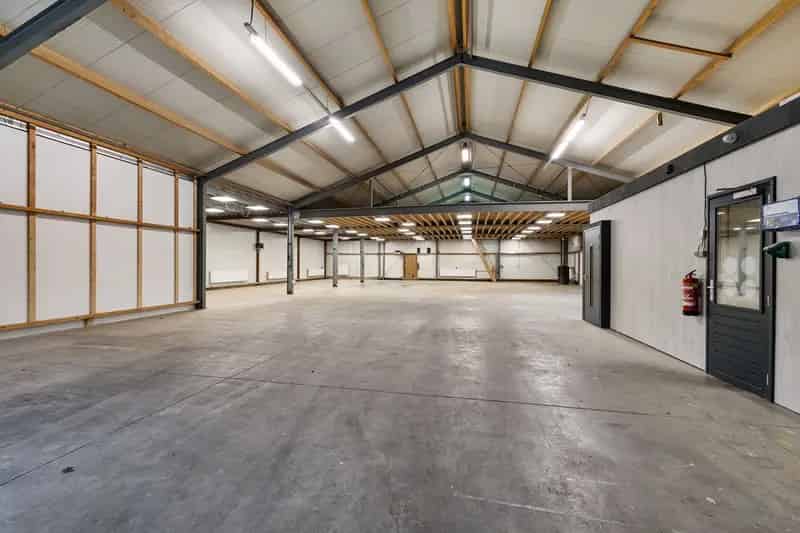 Bedrijfshal Burgum 724m² te huur Kantoor Keuken Werkplaats