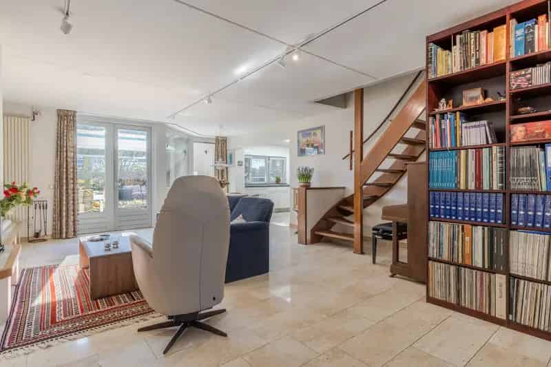 Zeer ruim herenhuis met garage en tuin nabij Julianapark