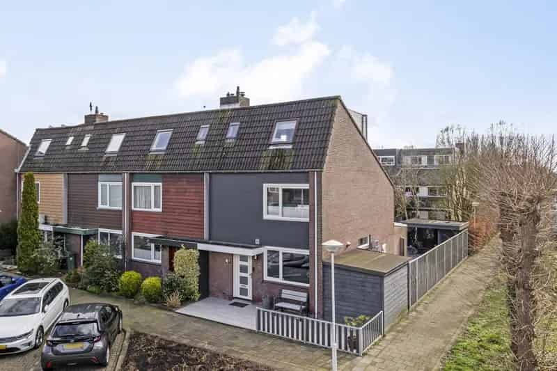Moderne Hoekwoning te Zoetermeer met Serre en Ruime Tuin