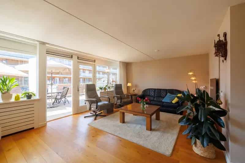 Ede Centrum: Ruim 3-kamerappartement met 60m2 dakterras