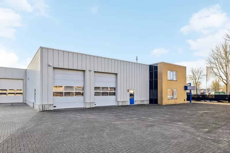 Bedrijfshal te Huur Raalte 300m² Kantoren Verdieping Zonnepanelen