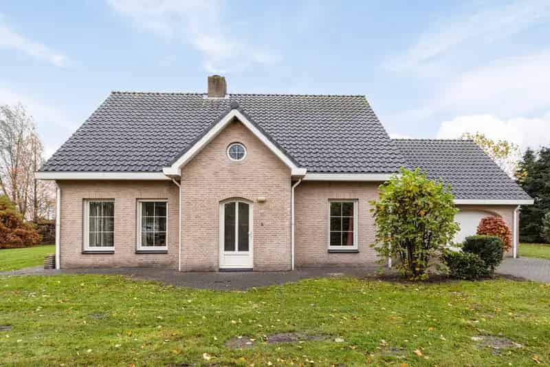 Semibungalow Wernhout: Levensloopbestendig met Ruime Serre en Mogelijkheid Extra Kamers