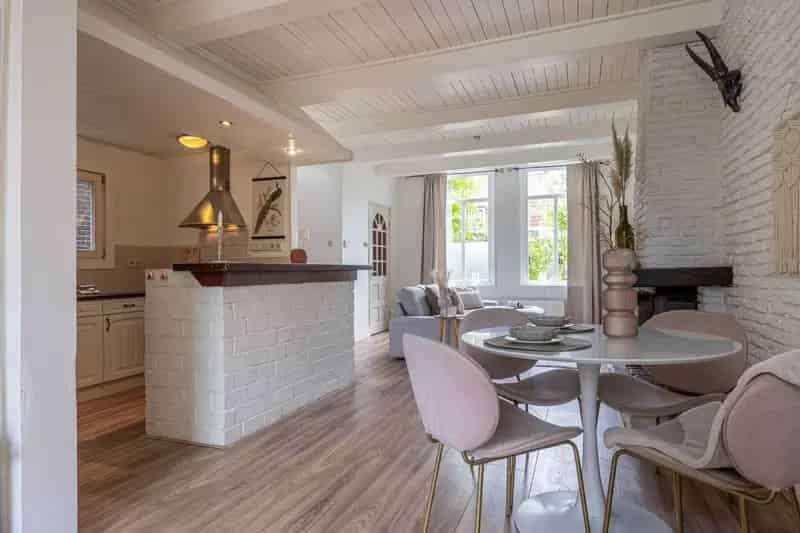 Huis te koop Westzaan: 3 slaapkamers, aan vaarwater