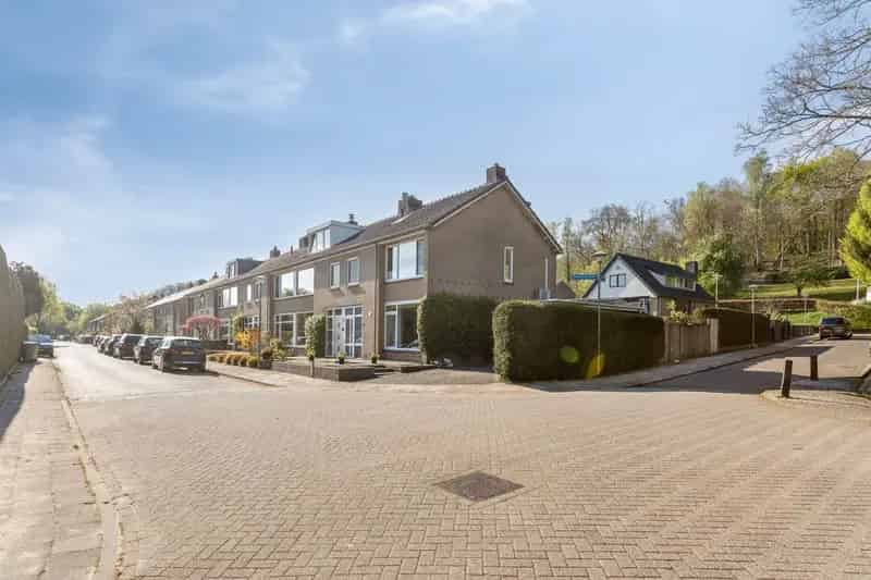 Huis te koop Beek: 4 slaapkamers, 2 badkamers, moderne keuken