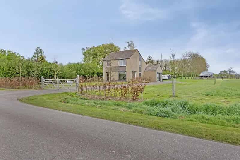 Landelijke woning met paardenstallen en 2 hectare grond