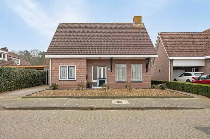 Huis te koop Rucphen: Landelijke woning met 16 zonnepanelen en diepe tuin