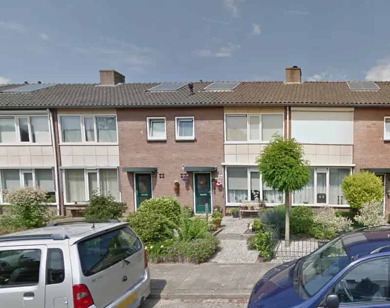 Dukenburgstraat 77: Levendige buurt met winkels en bushalte