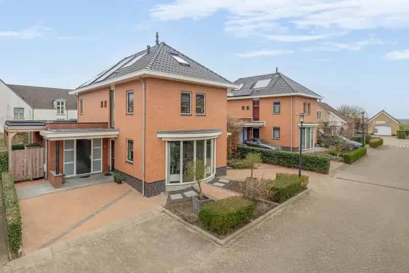 Vrijstaande Woon werkvilla met grote tuin en 32 zonnepanelen