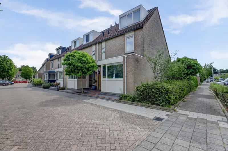 Ruime Hoekwoning met Garage en Tuin in Hendrik Ido Ambacht