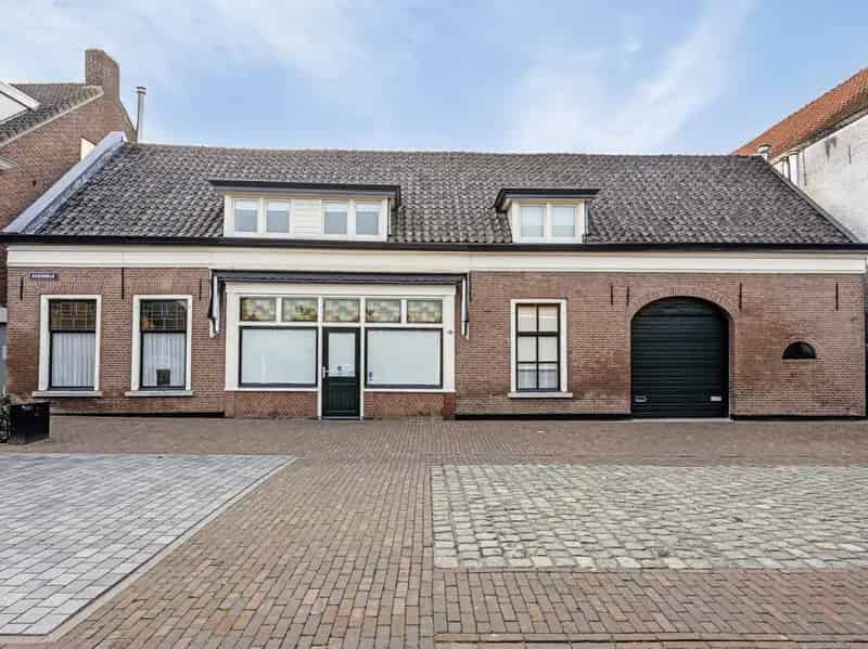 Vrijstaande woning met bakkerij te Raamsdonksveer