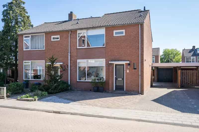 Twee Onder Een Kapwoning Vuren 4 slaapkamers Garage Tuin