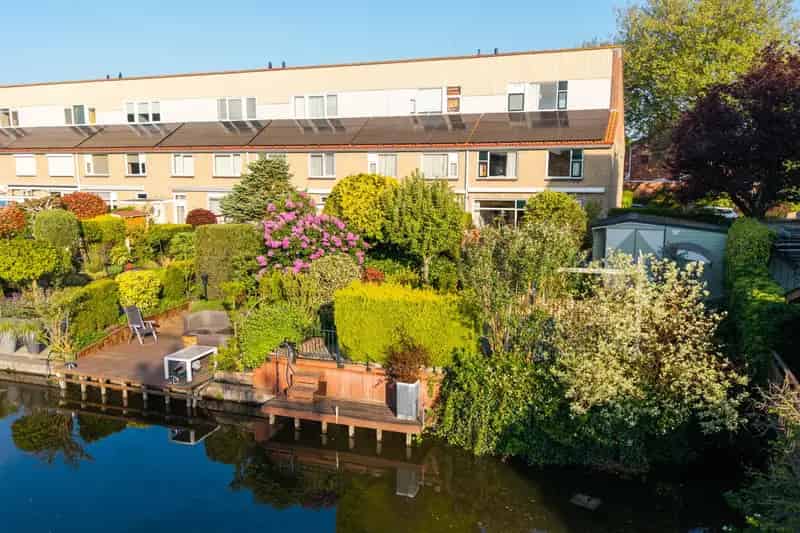 Huis te koop Wateringen: Ruime 4-kamer woning aan het water