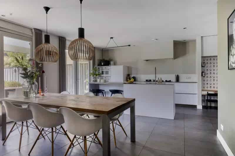 5 Slaapkamer woning met grote woonkeuken en carport