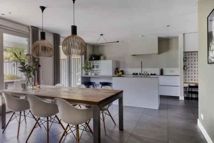5 Slaapkamer woning met grote woonkeuken en carport
