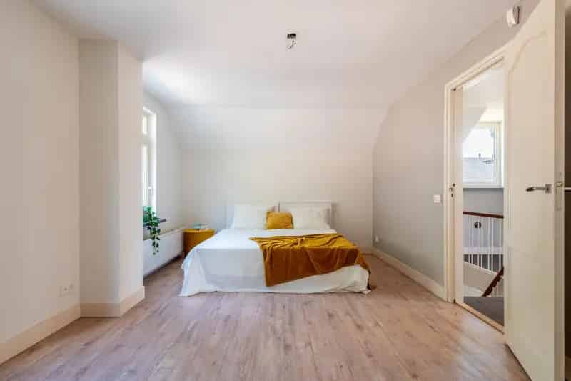 Vrijstaande woning met bedrijfsruimte te koop