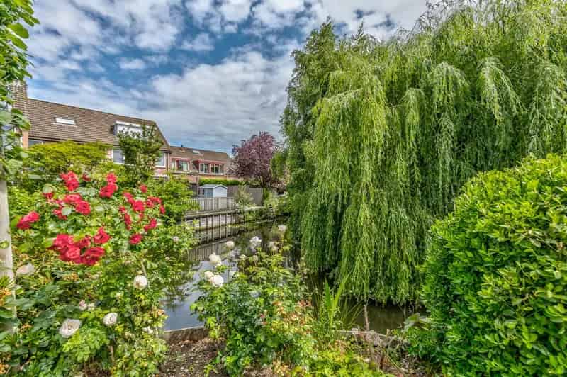 Huis te koop Capelle aan den IJssel: Royale hoekwoning met garage en tuin aan het water
