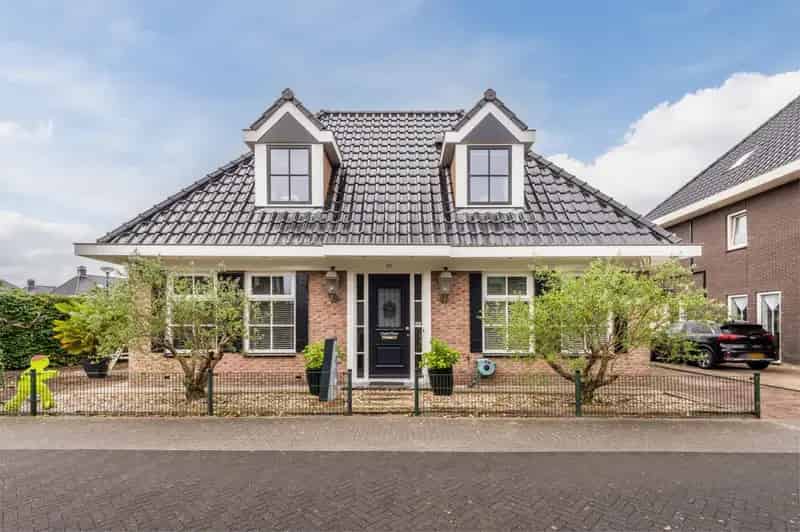 Luxe Vrijstaande Notariswoning te Koop in Lelystad