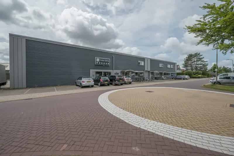 Bedrijfshal te Huur Uitgeest 977m2 Kantoor 490m2 A9