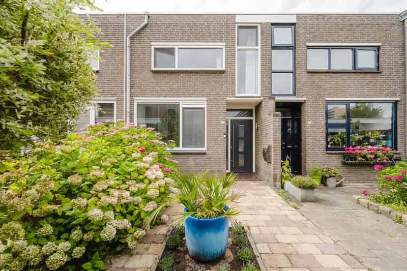 Huis te koop Hoogvliet Zuid: Ruime Tussenwoning met Tuin