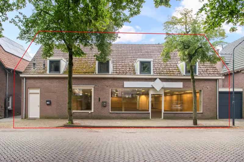 Winkelruimte Reusel 594m2 met Bovenwoning te Koop