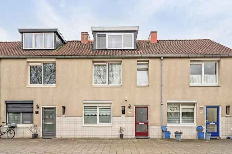 Moderne woning Amsterdam Geuzenveld 11 zonnepanelen serre garage