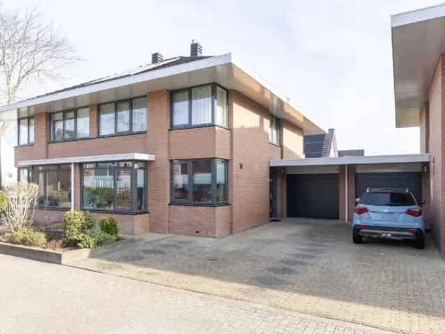 Ruime jaren 30 tweekapper met moderne voorzieningen