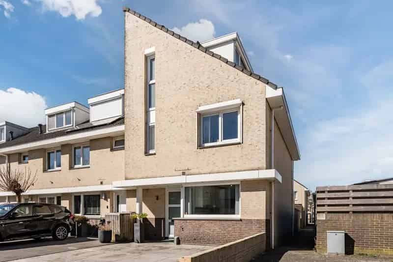 Huis te koop Amstelveen 4 slaapkamers tuin oprit