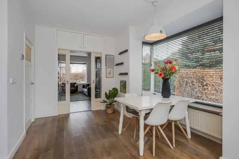 Jaren 30 Hoekwoning Voorschoten 7 kamers Garage 2 Badkamers