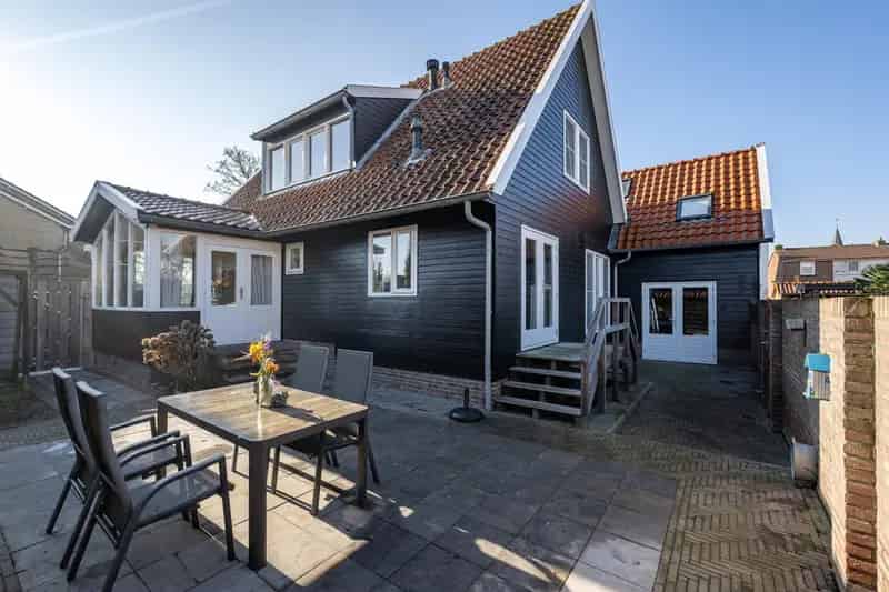 Ruime Finse woning te Nieuwe Tonge met 14 zonnepanelen