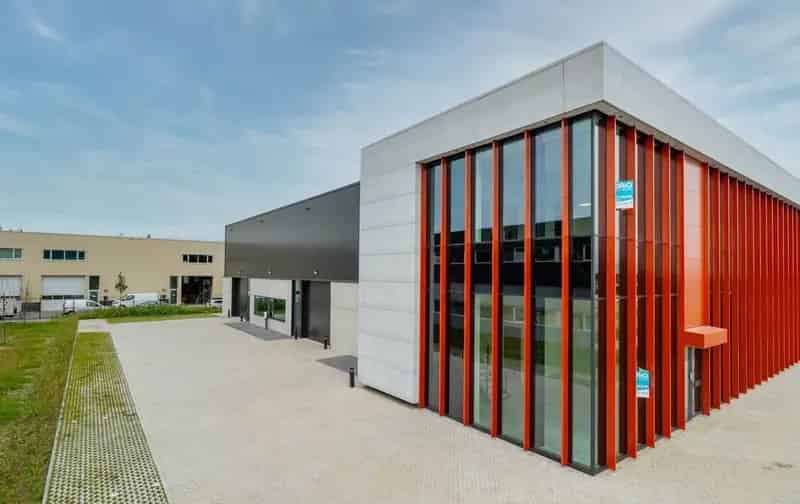 Bedrijfspand te Huur Hellevoetsluis - Modern Gebouw met Kantoor
