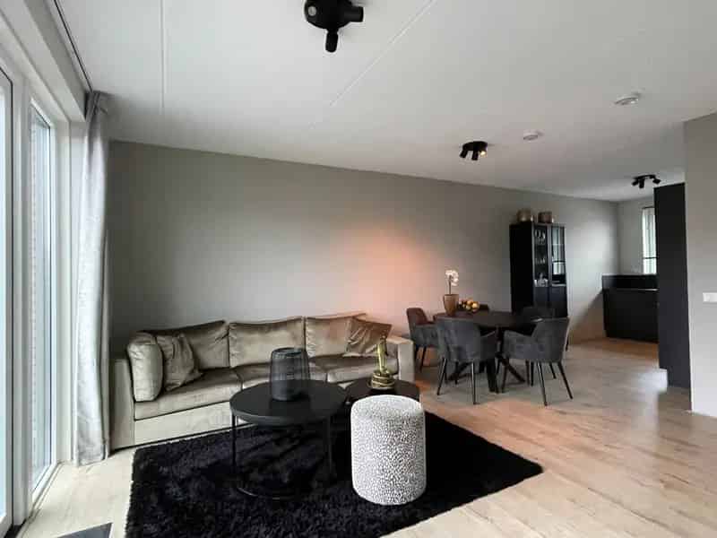3 Slaapkamers Tussenwoning Almere Ruime Tuin Moderne Badkamer
