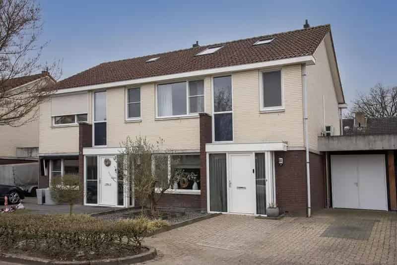 Moderne 4 Slaapkamers Familiewoning Ruime Tuin 1968