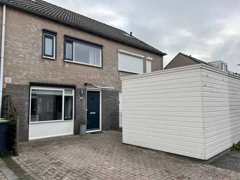 Tussenwoning Campenhoef: 3 slaapkamers, moderne badkamer, diepe tuin