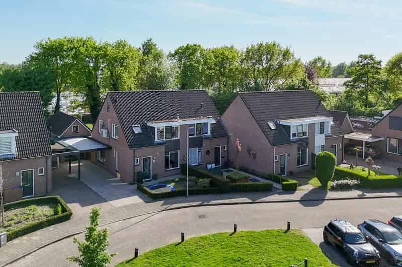 Huis te koop Vaassen: Ruime gezinswoning met garage en carport
