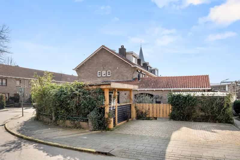 Huis te koop Ede 5 slaapkamers riante tuin jacuzzi