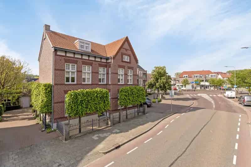 Luxe villa Schinnen 6 slaapkamers zwembad 1920