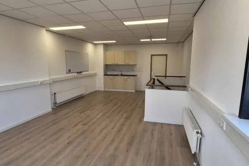 Bedrijfshal te huur Almere Musicalstraat 107m2 bedrijfsruimte 108m2 kantoor