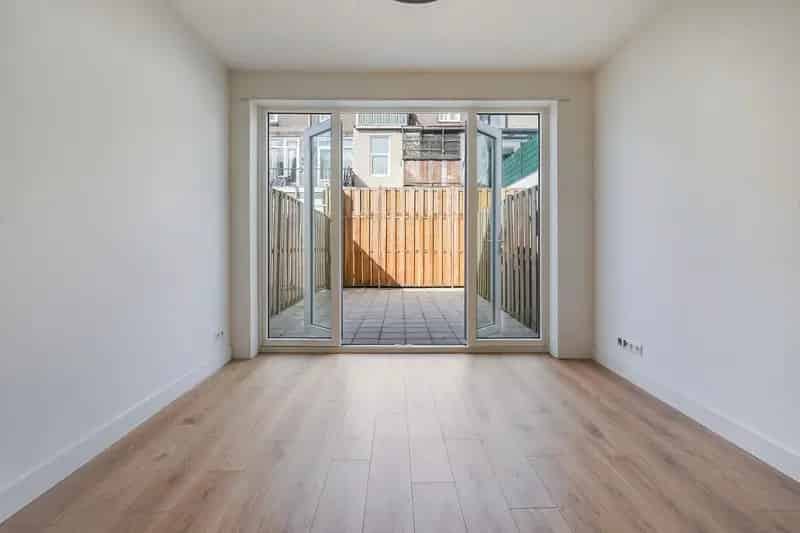Appartement te koop Den Haag: Geheel gerenoveerd 2 kamer appartement