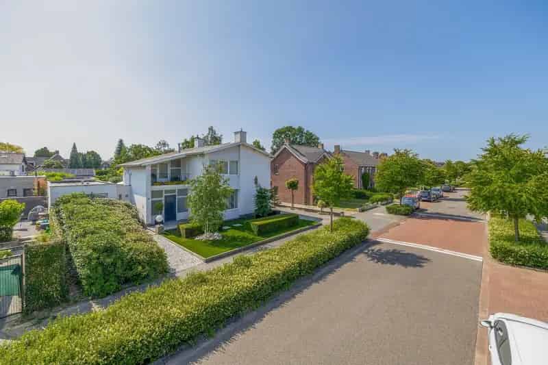Vrijstaande woning Reuver - Ruime tuin, serre en garage