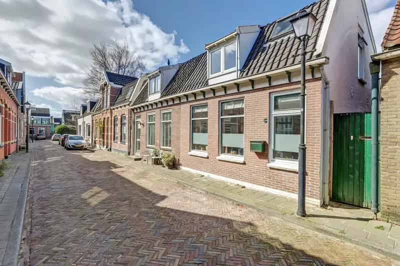 Huis te koop Zaandijk: Gerenoveerde helft van dubbel woonhuis
