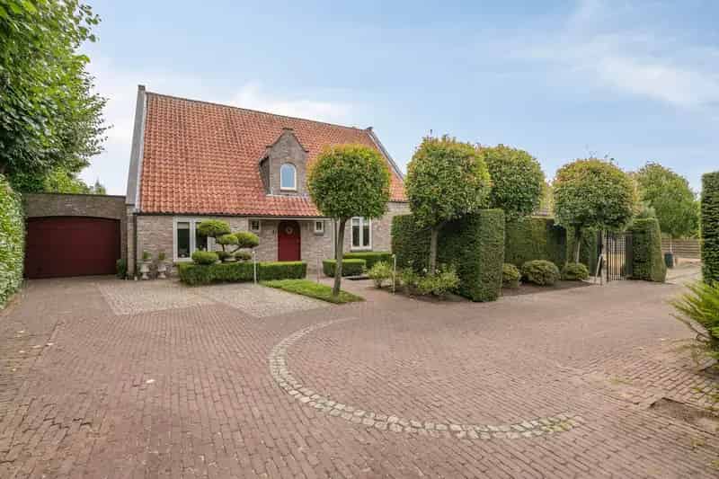 Huis te koop Meerle: Ruime villa met tuin