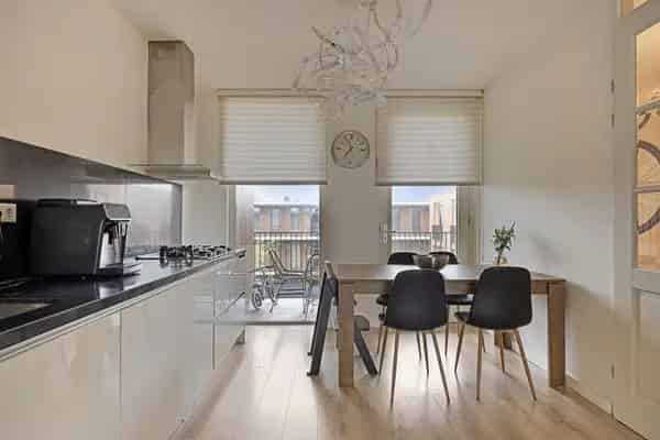 Ruim appartement 106m2 3 slaapkamers Zuidwijk eigen parkeerplaats