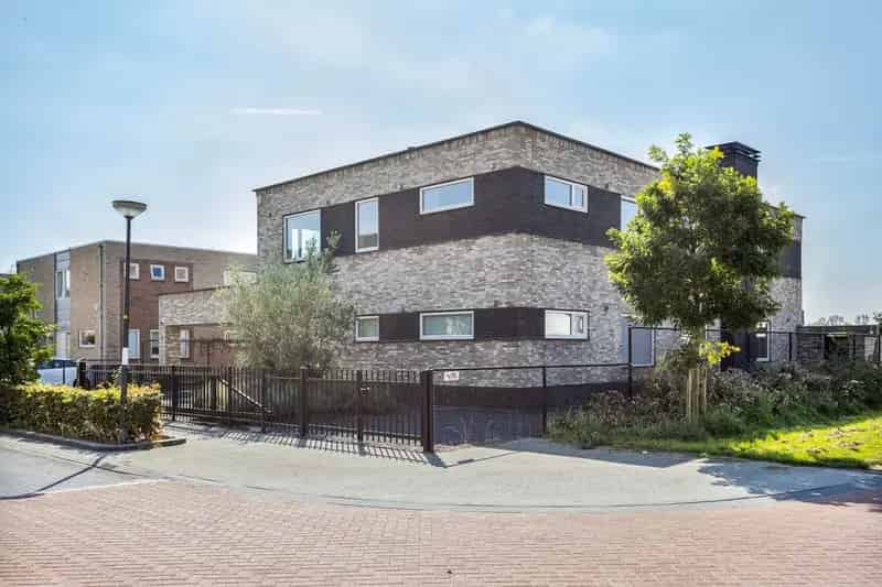 Luxe villa te koop Lelystad 8 slaapkamers moderne technologie