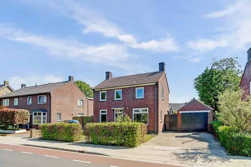 Jaren 50 woning verbouwd met moderne keuken 2 garages en 3 slaapkamers