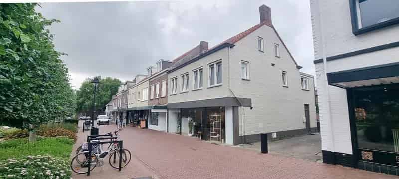 Ruime gerenoveerde bovenwoning met dakterras