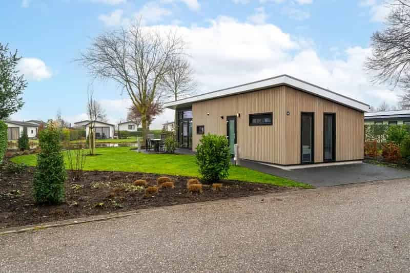 Luxe Chalet aan Vijver 2023 2 Badkamers 2 Slaapkamers Airco