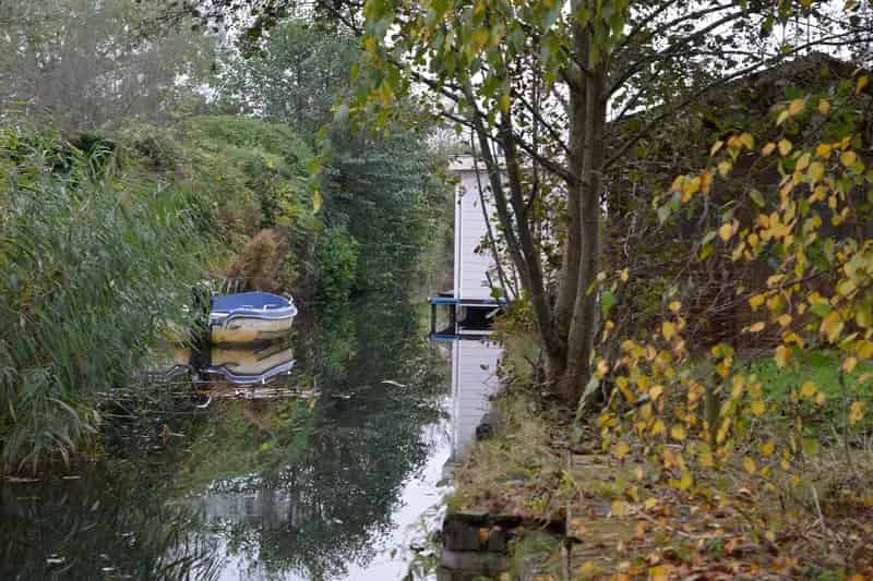 Huis te koop Vinkeveen: Grote kluswoning aan het water