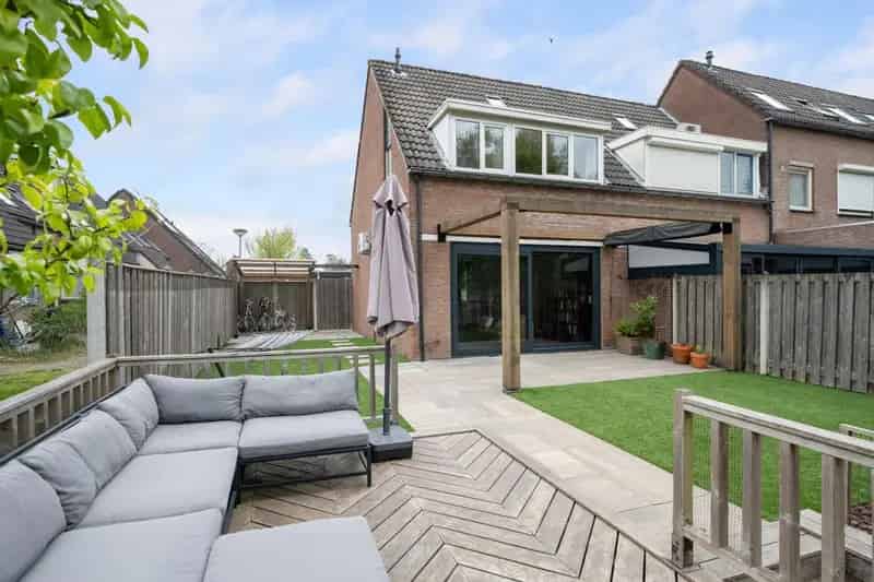 Moderne Hoekwoning met Tuin aan het Water in Spijkenisse