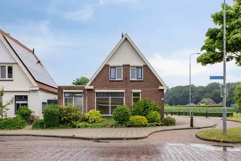 Vrijstaand huis Eerbeek te renoveren 114m2 5 slaapkamers Grote tuin